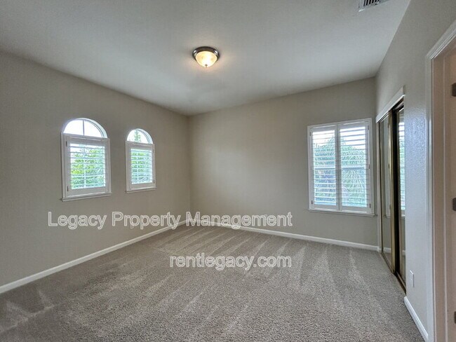 Building Photo - 523 Cascade Dr