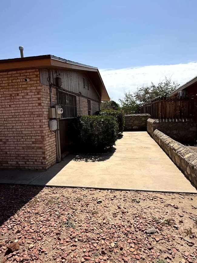 Building Photo - "Charming 4-Bed Oasis with 2  Baths in El ...