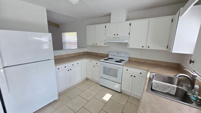 Building Photo - Charming 2BR/2BA + 1 car garage with Large Backyard in Sarasota