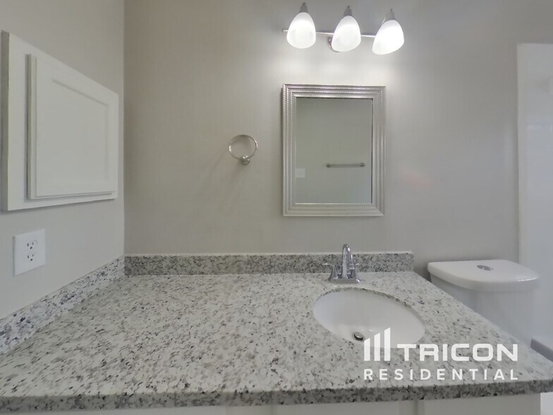 Building Photo - 7114 River Garden Dr