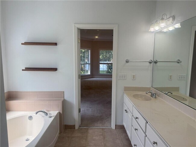 Building Photo - 141 Royal Dr