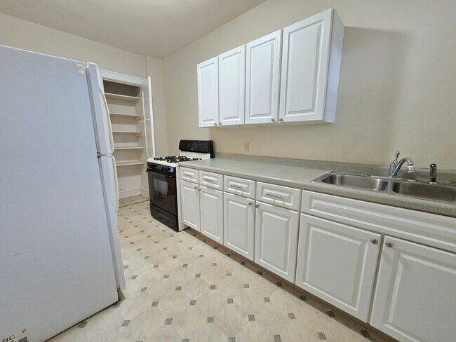 Building Photo - 1308 N Main St