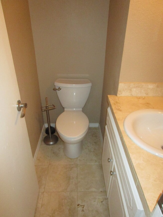 Building Photo - (2) Bed/(2.5) Bath Townhome Avail Now! Poo...