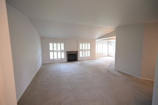 Building Photo - 2 bed + office, 2 bath, 2 car garage condo...