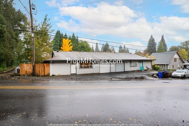 Building Photo - Updated Three Bedroom Duplex in the Heart of Oregon City!
