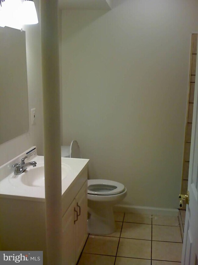 Building Photo - 5615 Minoso Dr