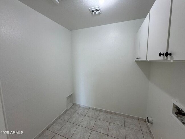Building Photo - 5502 W Frier Dr