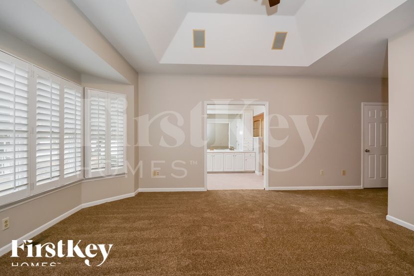 Building Photo - 700 Meadow Cliff Dr