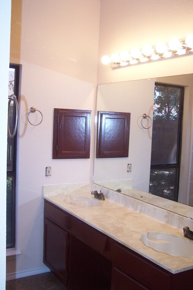 Building Photo - 6743 Poppy Dr