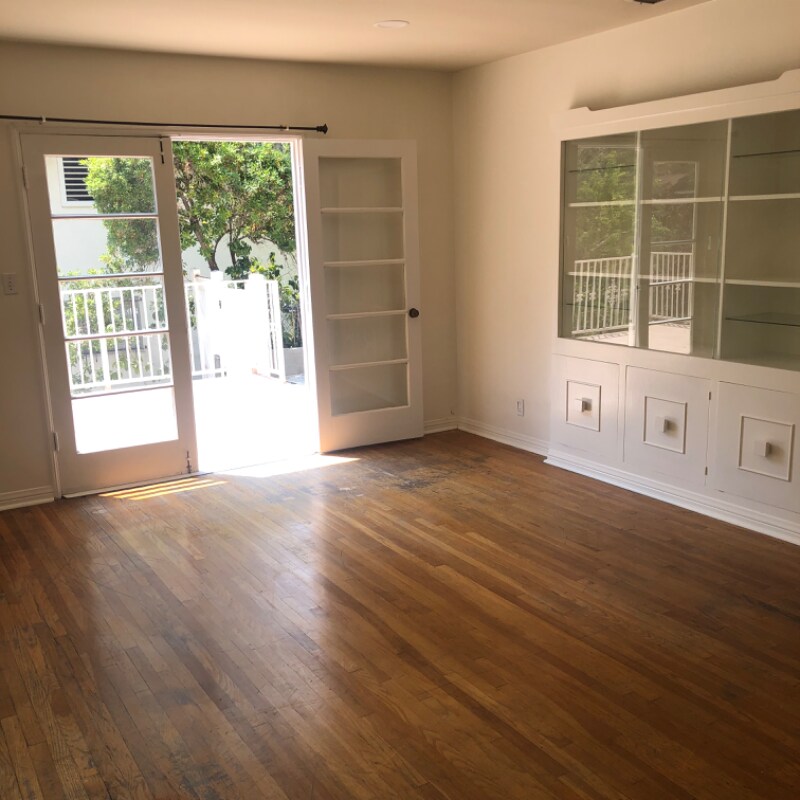 Building Photo - 2721 E Chevy Chase Dr