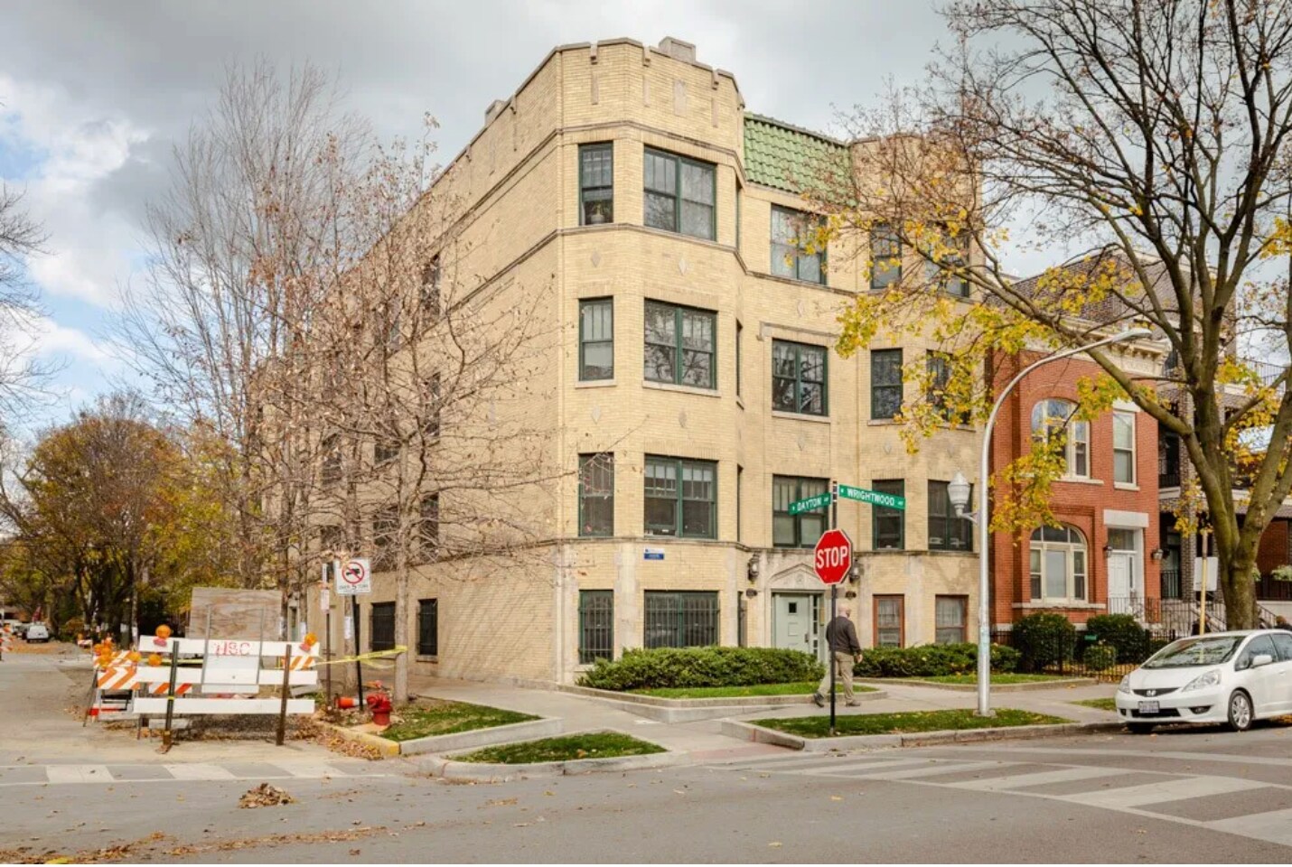 Building Photo - 823 W Wrightwood Ave