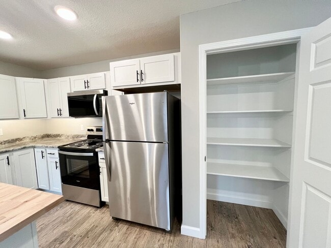 Building Photo - Newly Built 4 Bed/4.5 Bath in Central MHK