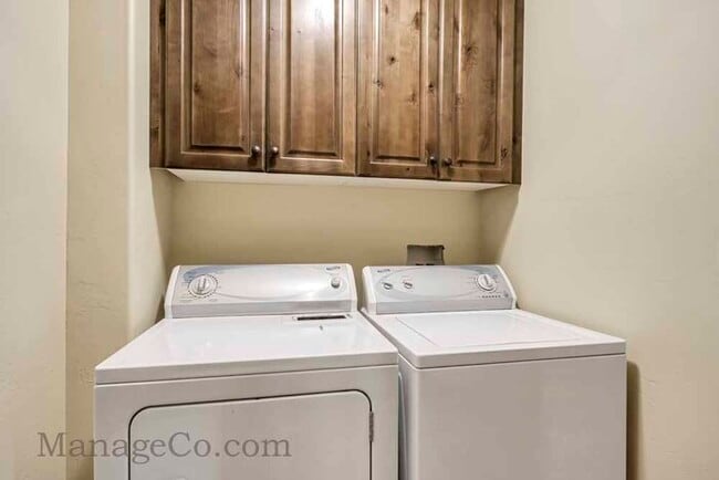 Building Photo - Spacious Orem Townhouse