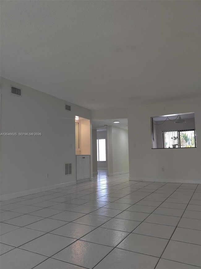 Building Photo - 300 E Club Cir