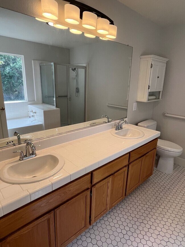 Building Photo - Large Single Level 4 Bedroom 2 Bathroom Home located in Northeast Rohnert Park