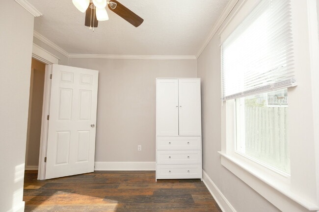 Building Photo - Welcome to 204 Oakland!