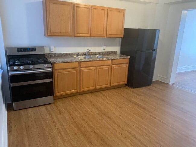 Building Photo - One bedroom Apartment! Video in Photos!