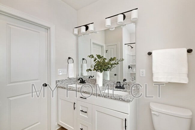 Building Photo - 2318 Rebecca Ave