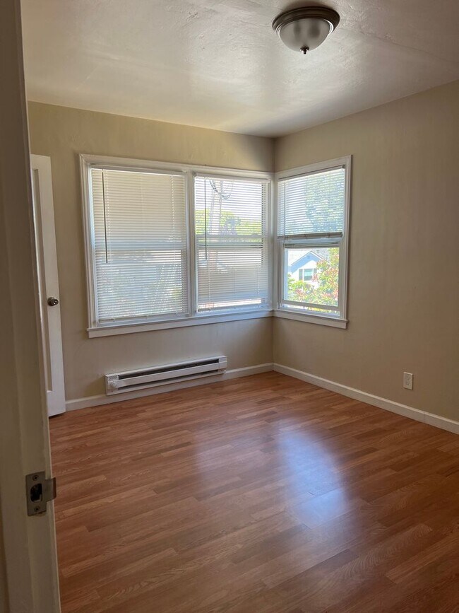 Building Photo - Ready to Move-In (3bed/1 bath, one unit of...