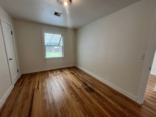 Building Photo - 540 Tangent St