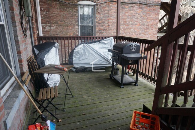 Building Photo - Large 2 bed unit on the Green Line with heat and water included!