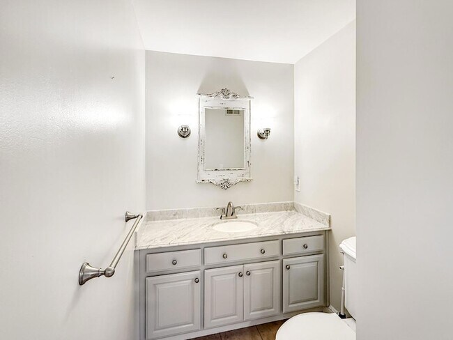 Building Photo - 285 Casitas Bulevar