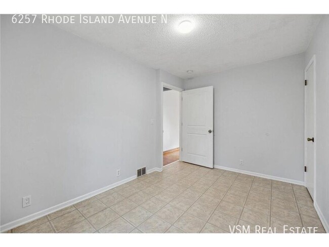 Building Photo - 50% Off February Rent! 4 Bed - 2 Bath Broo...