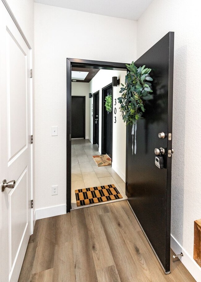 Building Photo - 1 bed, 1 bath Top Floor near Garden of the Gods