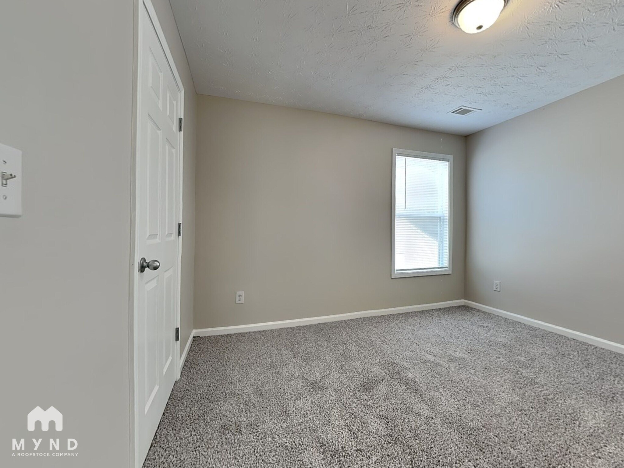 Building Photo - 2250 Village Green Dr