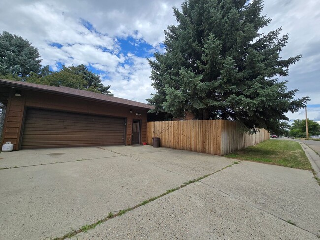 Building Photo - Large 5 Bed, 3 Bath House