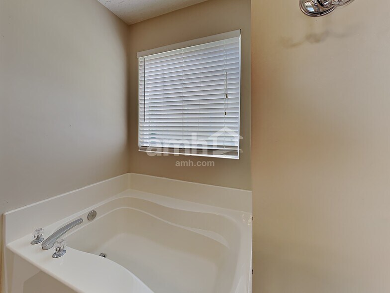 Building Photo - 209 Picadilly Pl