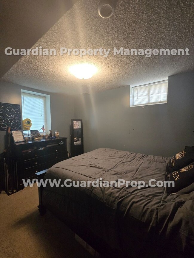 Building Photo - Available now! Spacious Brooklyn Center Home