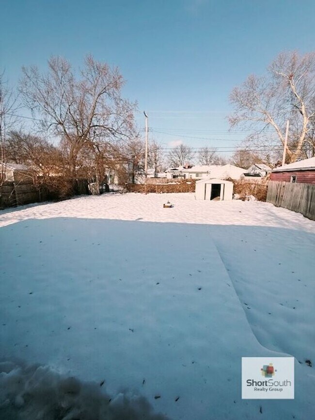 Building Photo - Lansing 4 bed 2 bath single family home with fenced in back yard.
