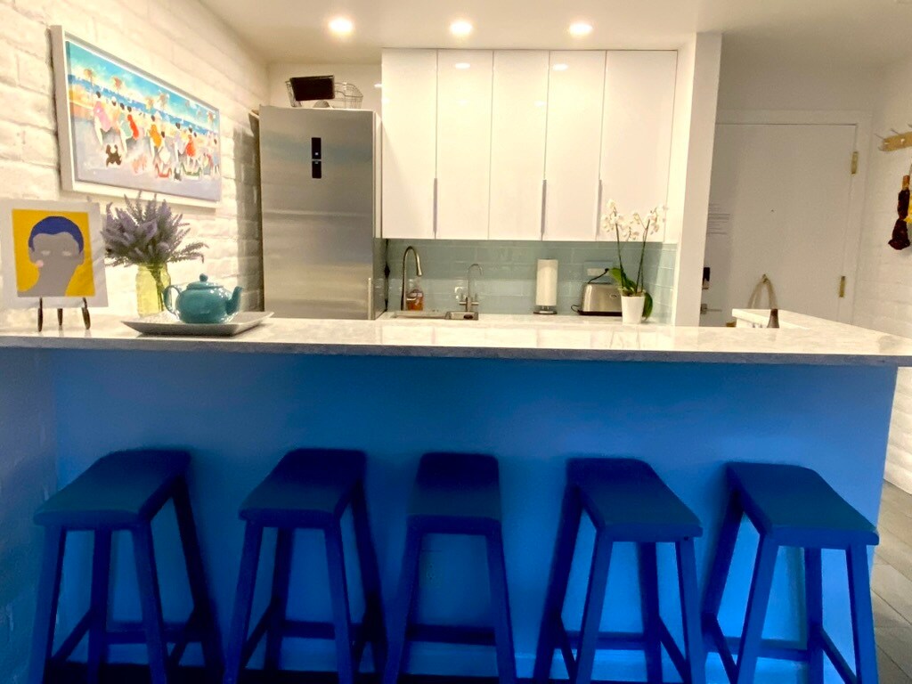 Counter with stools - 333 Vine St