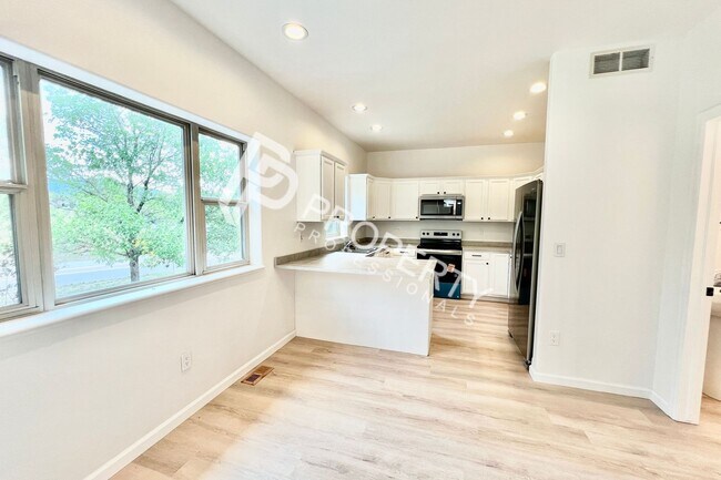 Building Photo - 94 Castle Ridge Dr