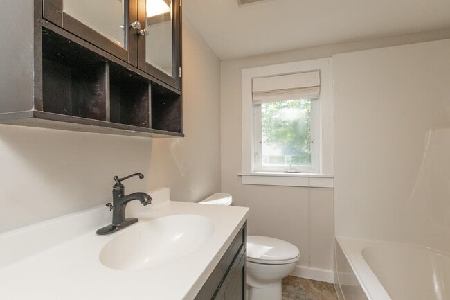 Building Photo - 400 Colonial Dr