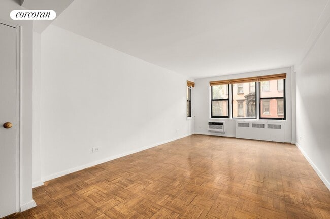 Building Photo - 211 E 18th St
