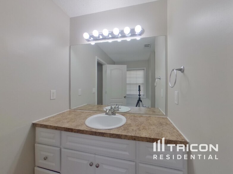 Building Photo - 804 Ravins Way