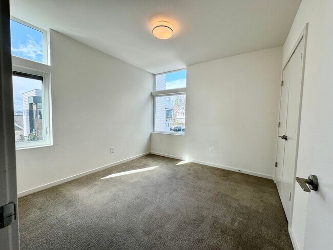 Building Photo - 709 18th Ave S