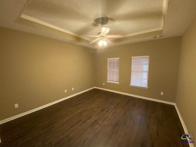 Building Photo - 104 Village Walk