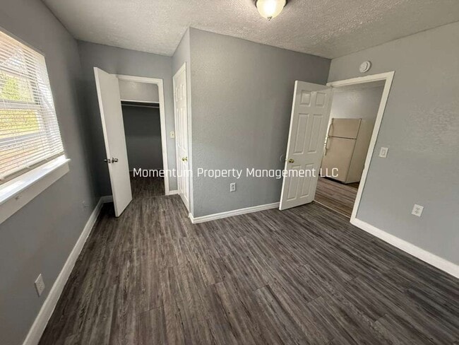 Building Photo - Completely Renovated Adorable 2/1- DONT MISS OUT!!!