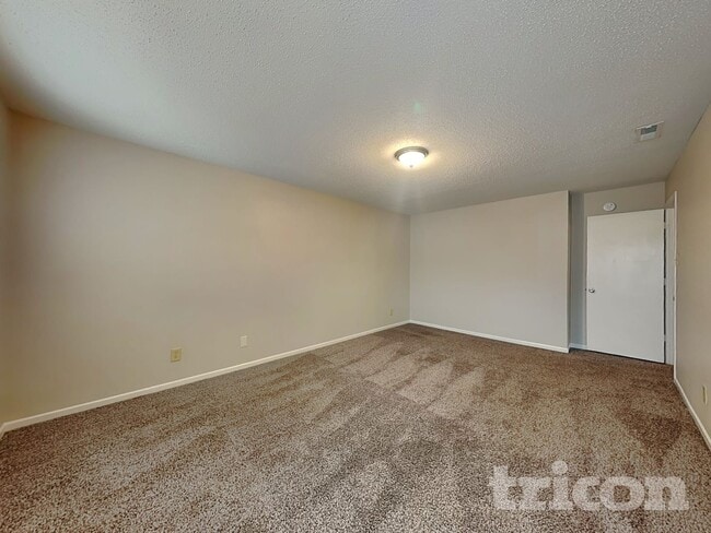 Building Photo - 11361 N Creekside Dr