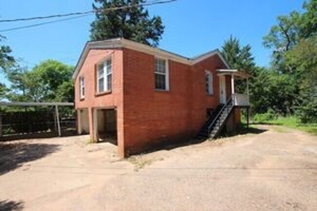 Primary Photo - 1420 E Houston St