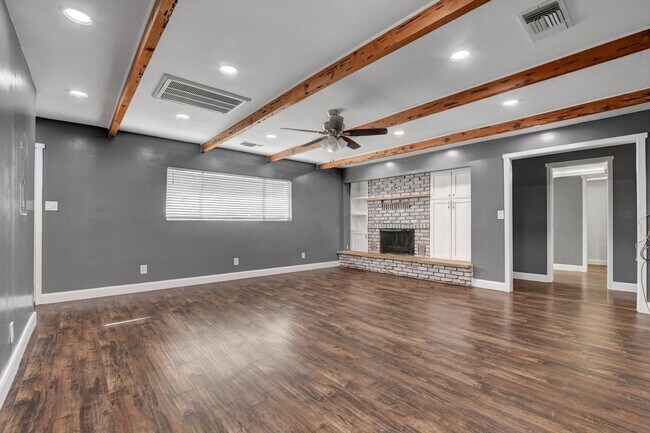 Building Photo - UNIQUE SINGLE FAMILY HOME! - No HOA, Car Lift, RV Parking and Nice Backyard