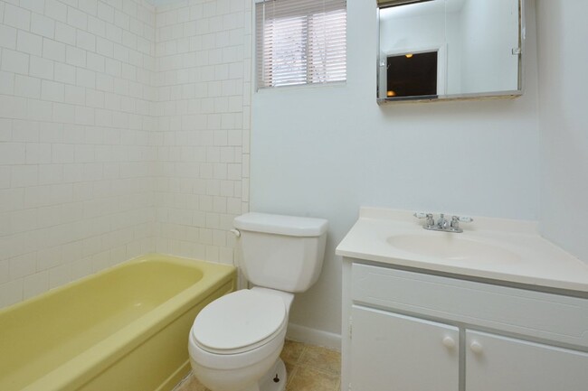 Building Photo - Cozy Chapel Hill Condo - Freshly Updated!