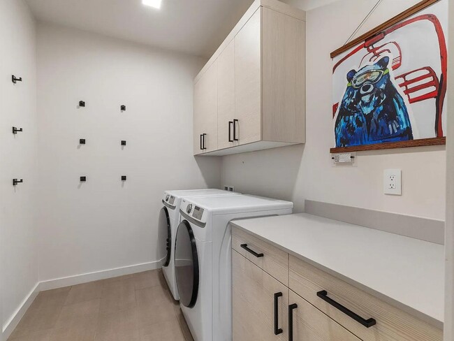 Building Photo - 2082 Dennison Ln