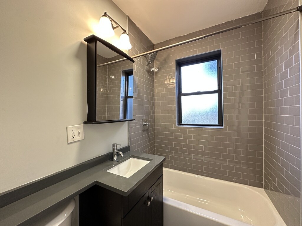 Building Photo - 4512 N Damen Ave