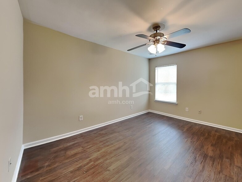 Building Photo - 2920 Mayfair Dr