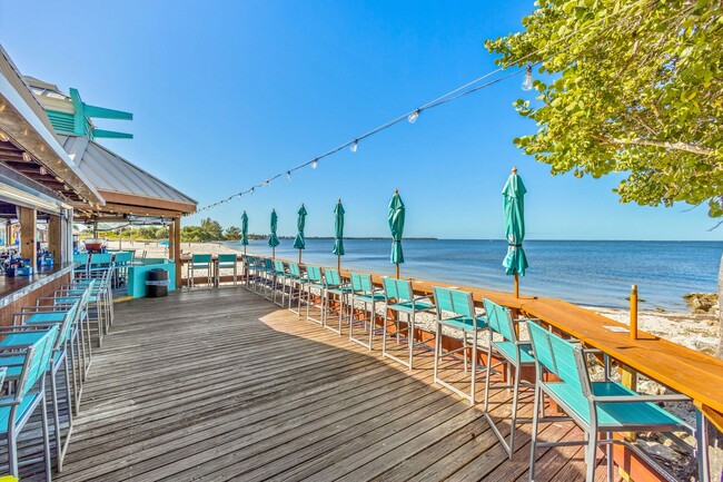Building Photo - 2 bed 2 bath Turnkey Yearly Rental – Water...