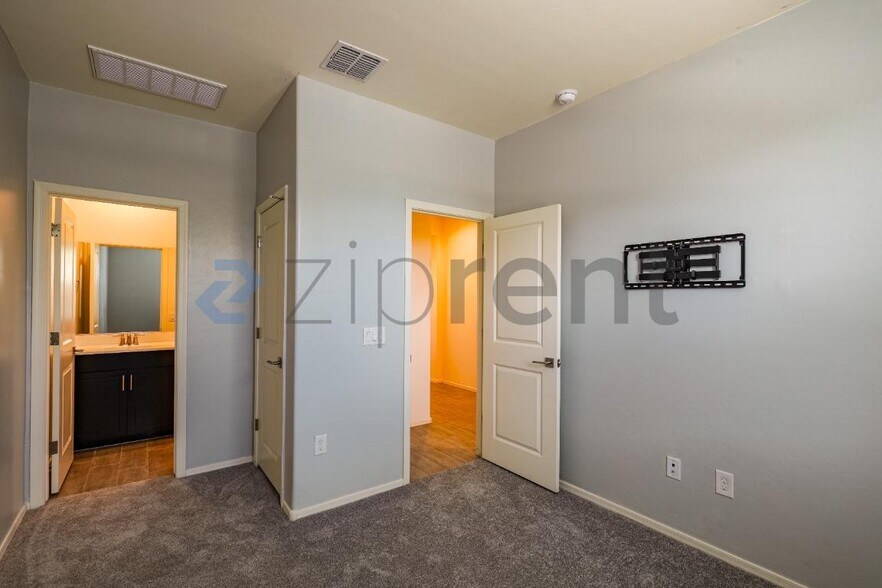 Building Photo - Unit